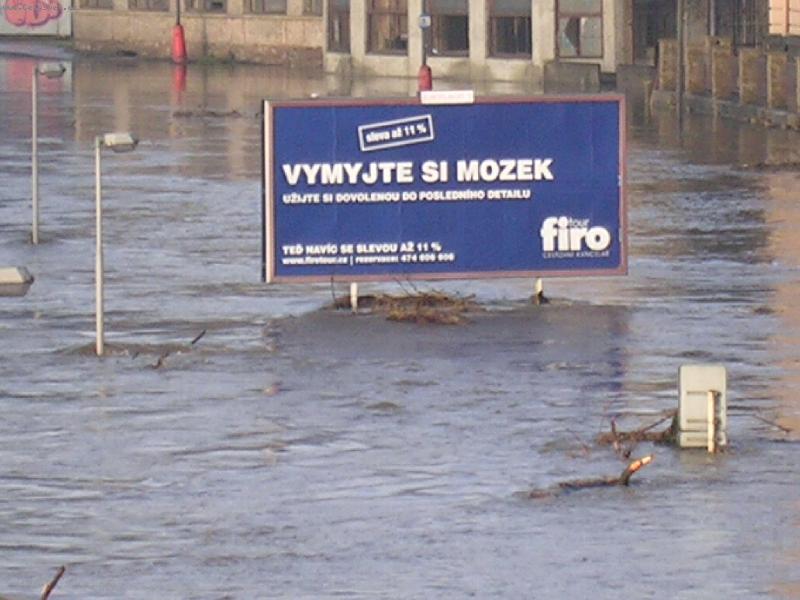 Foto: V�sti�n� billboard p�i povodni