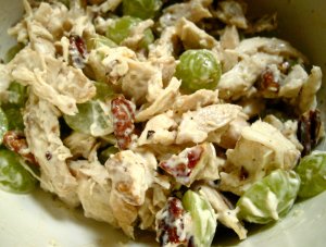 Recept online: Sal�t z kr�t�ho masa s hrozny a mangem: Kousky kr�t�ho masa sm�chan� s majon�zou, mango, o�chy a hroznov� v�no jako p��loha