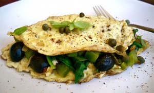 Recept online: Vaje�n� omeleta s letn� zeleninou: Lehk� vaje�n� omeleta s b�lkov�m sn�hem pln�n� podu�enou letn� zeleninou