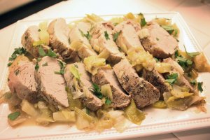 Recept online: Vep�ov� maso se zeleninou: Kusy vep�ov�ho masa pova�en�ho s brambory, mrkv�, cibul� a p�rkem