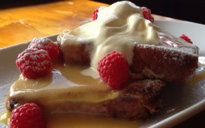 Recept online: Vo�av� malinov� mou�n�k: Omeleta s malinami a medem zape�en� v troub�