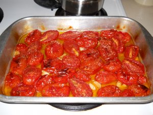 Recept online: Zape�en� raj�ata s bylinkov�m m�slem: Lehk� letn� ve�e�e - zape�en� raj��tka posypan� koriandrem pod�van� s bylinkov�m m�slem 