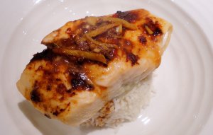 Recept online: Zape�en� losos s �e�ichovou z�livkou: Filety z lososa zape�en� s rozmixovnou �e�ichou, raj�aty, cibul�, �esnekem a smetanou